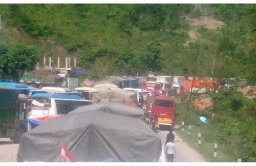 मुग्लिन नारायणगढ सडकमा दुर्घटना ,४ जना गम्भीर घाइते , बाटो अबरुद्ध