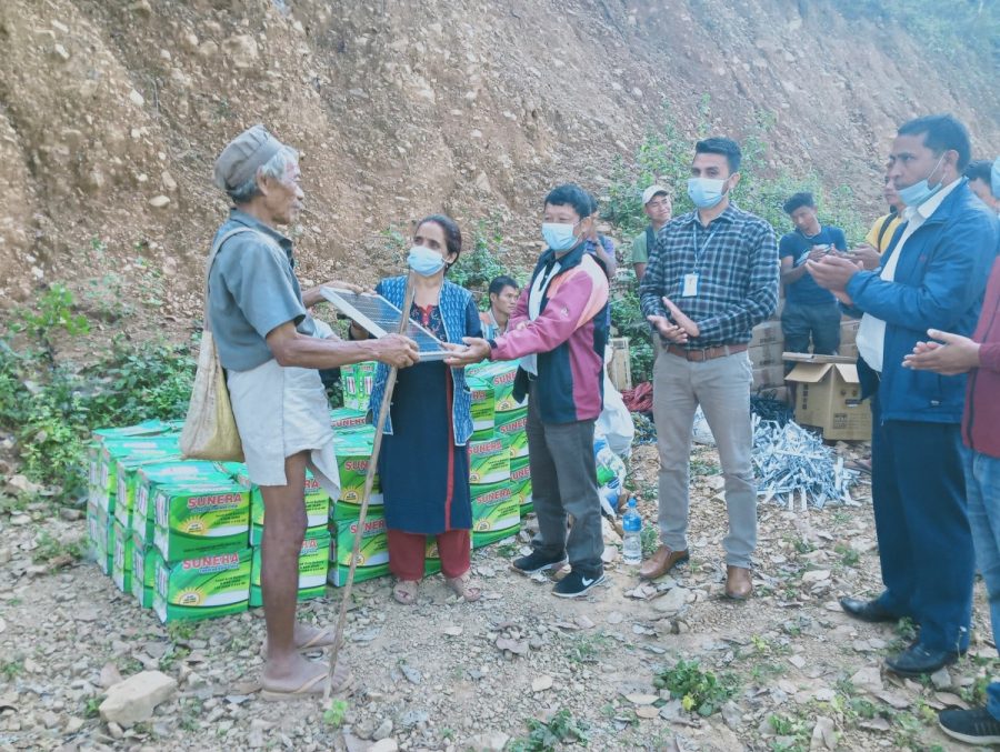 हुप्सेकोट गाउपालिकाका ३ सय १५ घर परिवारलाई सोलार वितरण
