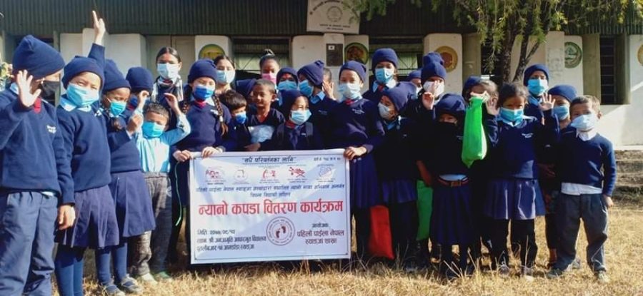 विद्यार्थीहरुलाइ पहिलो पाइला नेपालको न्यानो कपडा उपहार