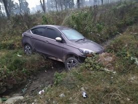 अनियन्त्रित भई कार दुर्घटना