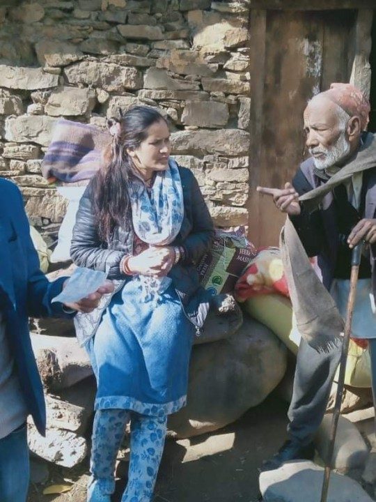 शारीरिक रुपमा अशक्त वृद्ध परिवारकाे साहारा बन्दै उपाध्यक्ष धामी