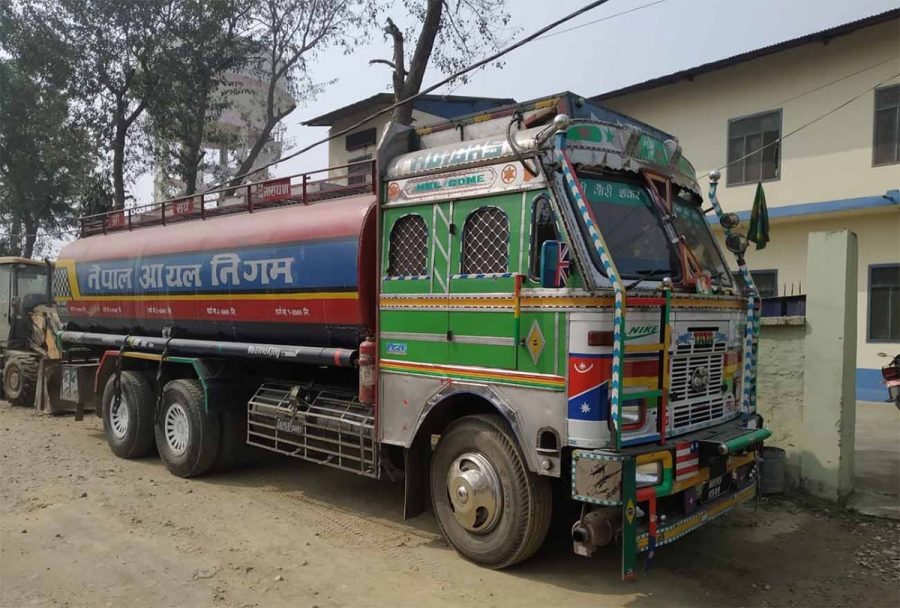 आयल निगमकै ट्यांकर डिजेल तस्करीमा, चालकसहित तीन पक्राउ