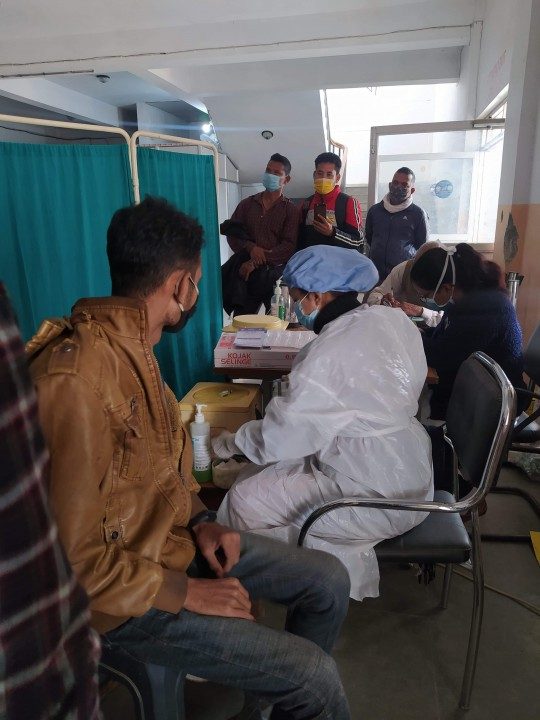 कोभिड १९ विरुद्धको दोस्रो चरणको खोप अभियान अन्तर्गत आज पश्चिम नवलपरासीमा २ सय २९ जनालाई खोप लगाइयो