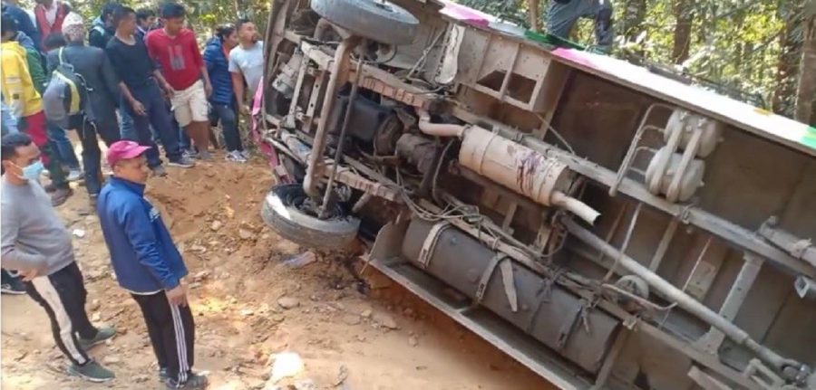 गोरखामा रोकिराखेको बस पल्टियो, सात जना घाइते