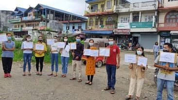 महिला हिंसा विरुद्ध प्ले कार्ड लिएर सडकमा  उत्रिए नवलपुरे  युवा